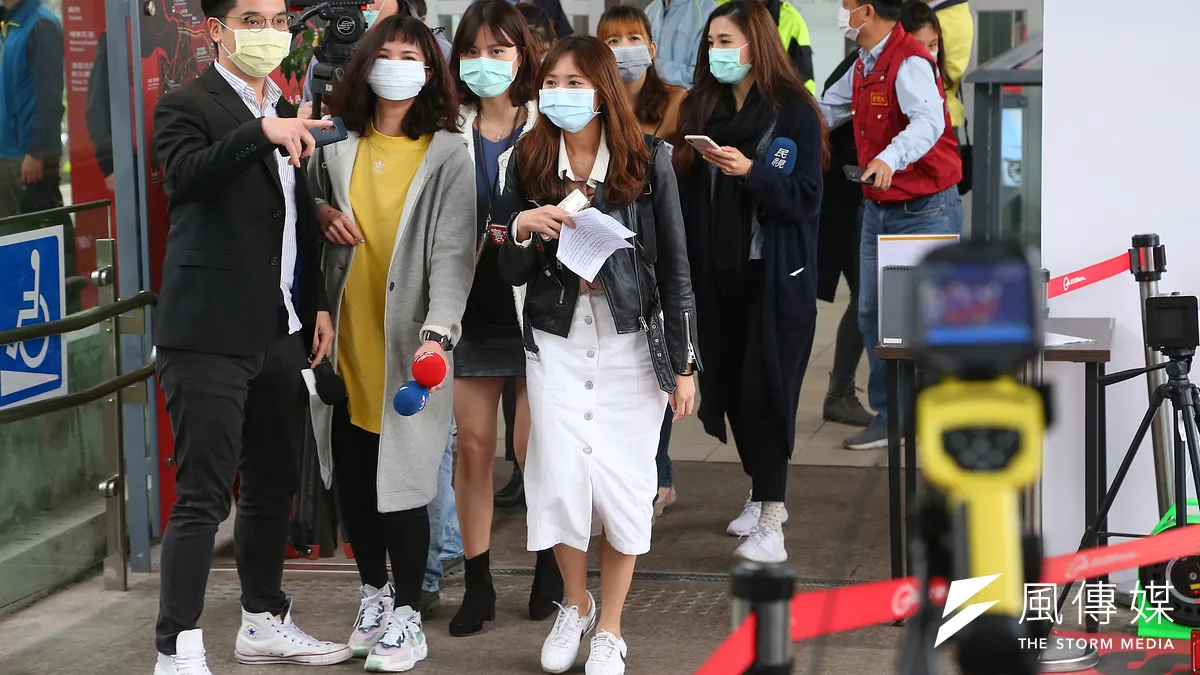 作者感嘆,台灣目前除了防疫之外,真的都再無其他值得關注與報導的重大事項了嗎?圖為媒體採訪示意圖。(資料照,顏麟宇攝)