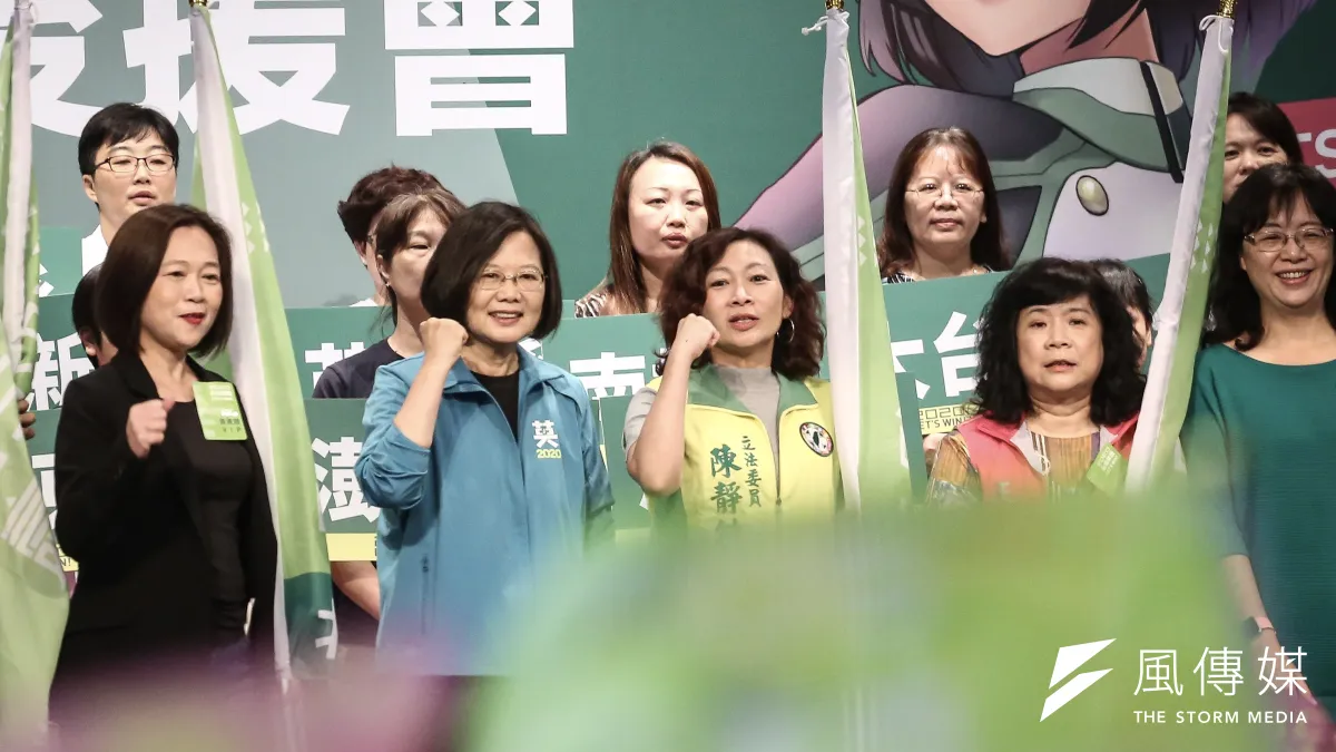 蔡英文總統拚選舉也很忙。圖為蔡英文連任全國護理師後援會成立大會活動。(陳品佑攝)