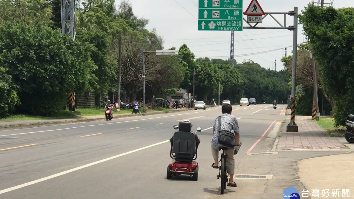 8旬老翁電動車電力耗盡 警協助充電排除困難