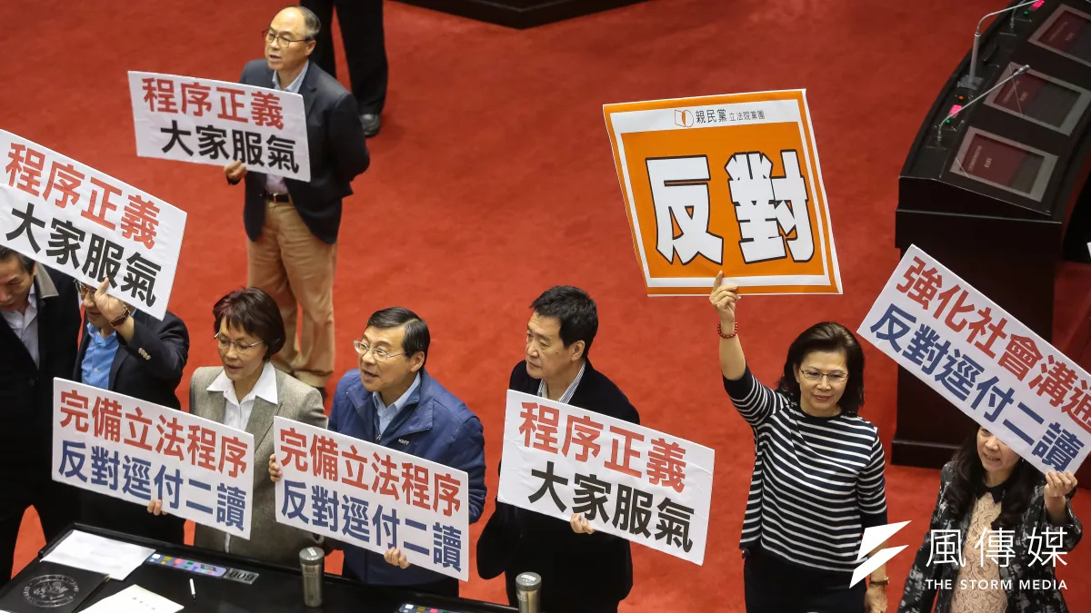 國民黨團立委5日針對民進黨團將同婚專法逕付二讀,於議場內舉牌抗議,但仍有7位國民黨立委對關鍵條文投下同意票。(顏麟宇攝)