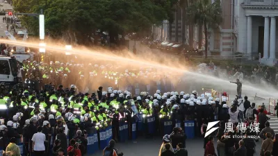 作者認為,台灣警察溫和執法,卻變成傻瓜、惡棍,有人還被告到法院被判賠。圖為太陽花學運,學生攻佔行政院。(資料照,余志偉攝)