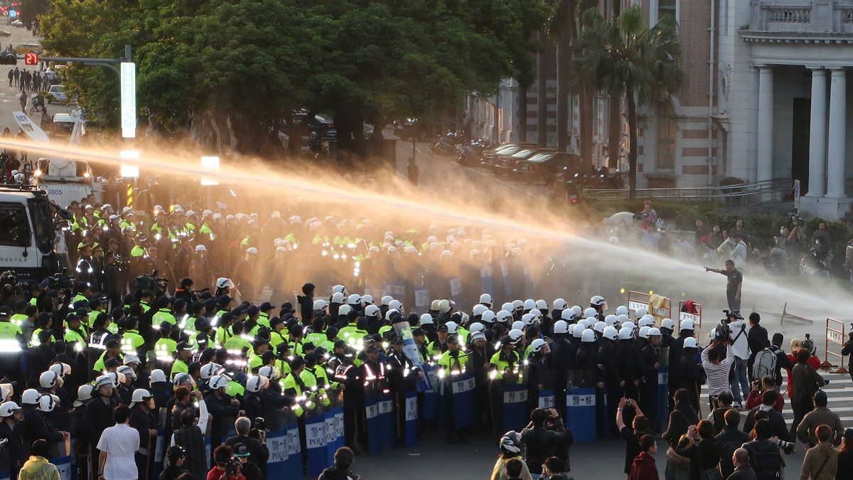 「我當時那樣做對不對?我是不是沒想清楚、活該被打?三一八參與者或許可以驕傲說『我參與台灣民主一刻』,但三二三參與者,連怎樣理解自己的傷害都還是個問號……」7年過去,攻佔立法院的三一八運動或許早已被群眾淡忘,參與者之一魏揚卻看見一個被遺留的、依然難以癒合的傷口...(資料照,余志偉攝) 「我當時那樣做對不對?我是不是沒想清楚、活該被打?三一八參與者或許可以驕傲說『我參與台灣民主一刻』,但三二三參與者,連怎樣理解自己的傷害都還是個問號……」7年過去,攻佔立法院的三一八運動或許早已被群眾淡忘,參與者之一魏揚卻看見一個被遺留的、依然難以癒合的傷口...(資料照,余志偉攝)