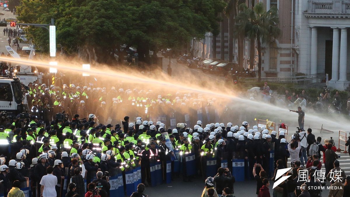 「我當時那樣做對不對?我是不是沒想清楚、活該被打?三一八參與者或許可以驕傲說『我參與台灣民主一刻』,但三二三參與者,連怎樣理解自己的傷害都還是個問號……」7年過去,攻佔立法院的三一八運動或許早已被群眾淡忘,參與者之一魏揚卻看見一個被遺留的、依然難以癒合的傷口...(資料照,余志偉攝) 「我當時那樣做對不對?我是不是沒想清楚、活該被打?三一八參與者或許可以驕傲說『我參與台灣民主一刻』,但三二三參與者,連怎樣理解自己的傷害都還是個問號……」7年過去,攻佔立法院的三一八運動或許早已被群眾淡忘,參與者之一魏揚卻看見一個被遺留的、依然難以癒合的傷口...(資料照,余志偉攝)