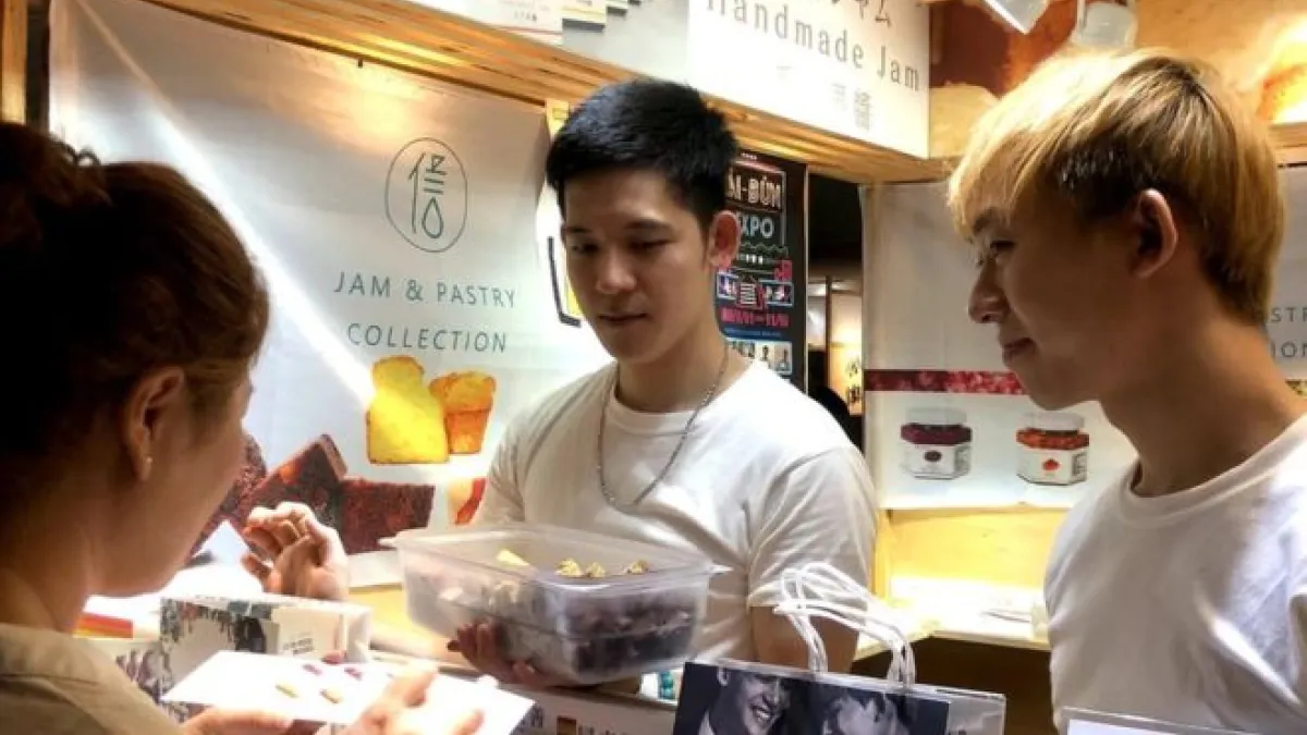梁展輝與丁則言現在定居高雄,一起開甜點店已經約兩年多。(BBC中文網)