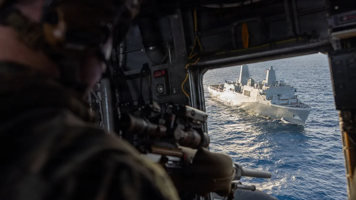 2025年11月,美軍在加勒比海上空進行空中狙擊演練,海面上的是聖安東尼奧號兩棲運輸船塢艦。美軍南方司令部在「南方之矛」行動中負責打擊非法毒品販運。(資料照,取自美軍南方司令部) 2025年11月,美軍在加勒比海上空進行空中狙擊演練,海面上的是聖安東尼奧號兩棲運輸船塢艦。美軍南方司令部在「南方之矛」行動中負責打擊非法毒品販運。(資料照,取自美軍南方司令部)