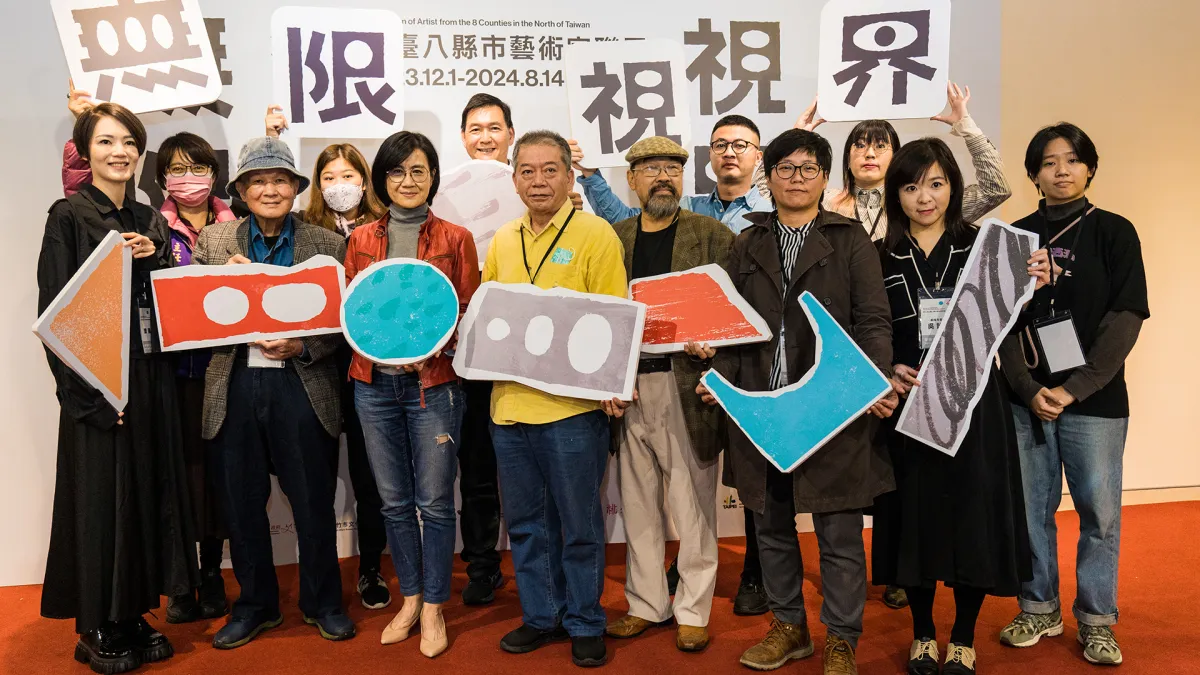 八縣市藝術家與副局長、策展人、貴賓一同共創主視覺。(圖/新北市政府文化局)
