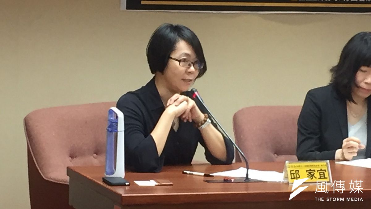 對於NCC公告之《公設電視事業設立許可辦法》草案,邱家宜表示,媒體是監督政府的第四權,因此政府對公共媒體應保有一定距離,不應干預太多。(李泰誼攝) 對於NCC公告之《公設電視事業設立許可辦法》草案,邱家宜表示,媒體是監督政府的第四權,因此政府對公共媒體應保有一定距離,不應干預太多。(李泰誼攝)