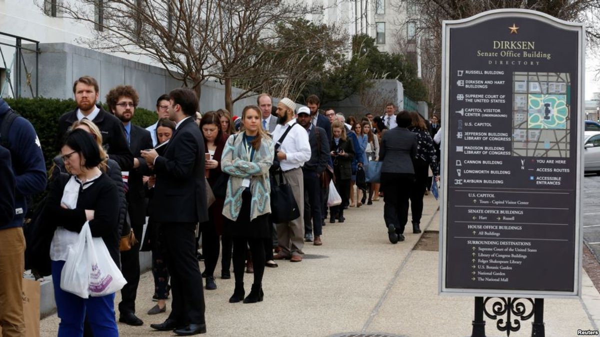在政府關門的第三天,國會工作人員排著長隊准備進入參議院德克森辦公樓。(2018年1月22日) 在政府關門的第三天,國會工作人員排著長隊准備進入參議院德克森辦公樓。(2018年1月22日)