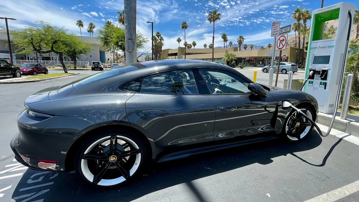 由於電動車在市場上尚未普及,與電動車相關的意外事件更容易受到公眾檢視。(示意圖/取自Unsplash) 由於電動車在市場上尚未普及,與電動車相關的意外事件更容易受到公眾檢視。(示意圖/取自Unsplash)