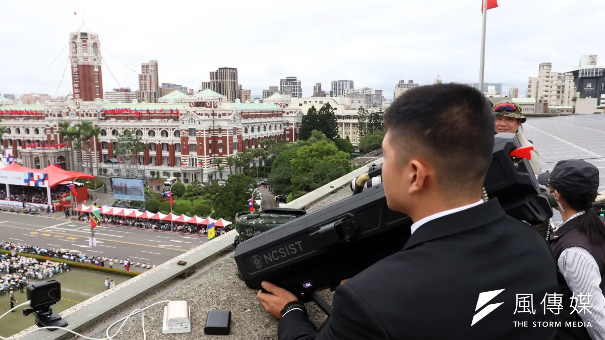 國慶大會10日上午於總統府前登場,憲兵首次出動空拍機干擾槍。(蘇仲泓攝)