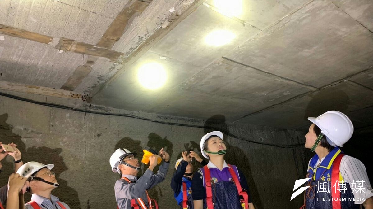 高雄市府指出高雄市下水道有1萬多處破損,要求水利局全力施作改善。(圖/徐炳文攝) 高雄市府指出高雄市下水道有1萬多處破損,要求水利局全力施作改善。(圖/徐炳文攝)