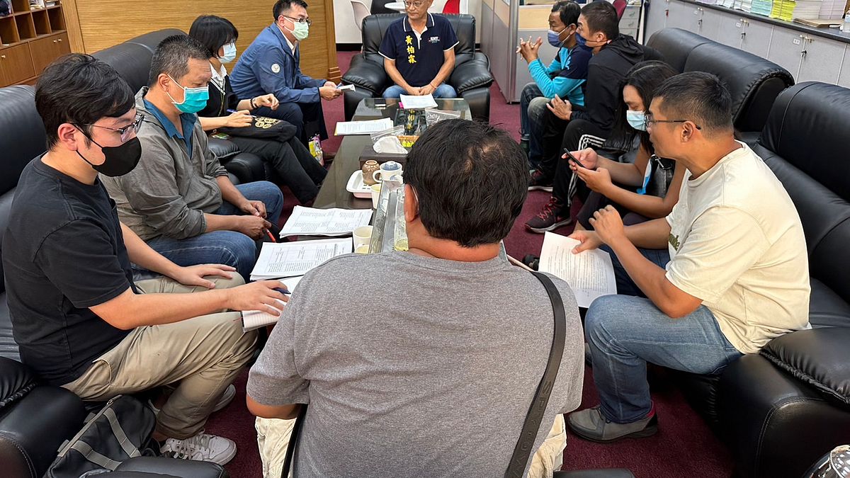 市議員黃柏霖邀約外送員代表、相關局處,針對「高雄市外送平台業者自治條例」,從外送員出發點探討實際需求。(圖/黃柏霖服務處提供) 市議員黃柏霖邀約外送員代表、相關局處,針對「高雄市外送平台業者自治條例」,從外送員出發點探討實際需求。(圖/黃柏霖服務處提供)