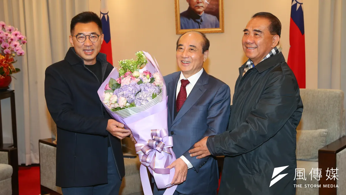 國民黨立委江啟臣(左)31日拜會前立法院長王金平(中),謝謝他大半輩子、44年奉獻給中華民國立法院。(顏麟宇攝)