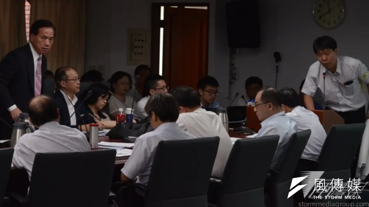 內政部都委會今(24)日審議航空城計畫,在會議中有反方民眾說不要再有更多葉世文或炒地皮的立委,但此番說法卻惹怒桃園縣選區立委陳根德。陳根德(左一站立者)憤怒的打斷民眾的說話,怒問「哪個立委炒地皮你講清楚。」(宋小海攝)