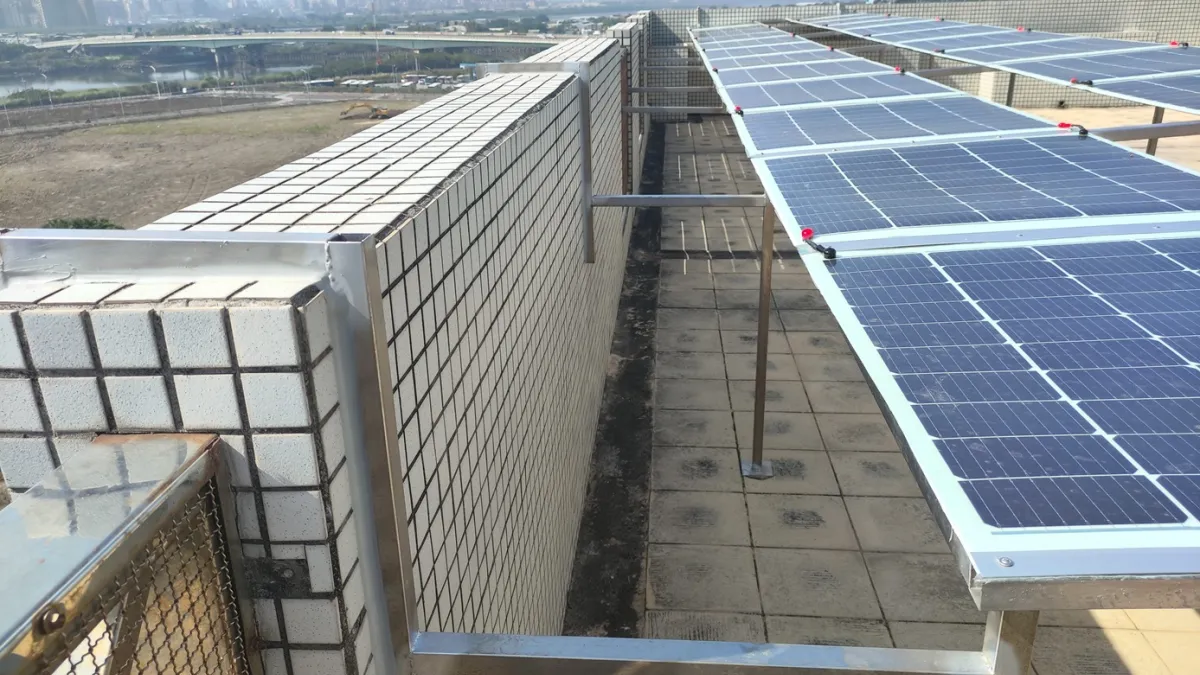 臺北市洲美公寓大廈社區申請環保局創儲能及節能補助計畫,於頂樓設置可撓式太陽能板,預估每年可節省電費逾30萬元。(圖/臺北市政府環保局提供)