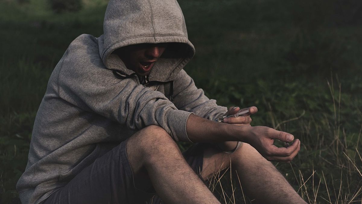 美沙冬替代療法推動超過10年,但僅不到2成海洛因成癮者使用。專家表示,推動瓶頸與「大毒換小毒」的迷思及社會對成癮者污名化有關。若有家庭支持,成癮者戒毒會更順利。(示意圖,取自rebcenter-moscow@pixabay/CC0) 美沙冬替代療法推動超過10年,但僅不到2成海洛因成癮者使用。專家表示,推動瓶頸與「大毒換小毒」的迷思及社會對成癮者污名化有關。若有家庭支持,成癮者戒毒會更順利。(示意圖,取自rebcenter-moscow@pixabay/CC0)