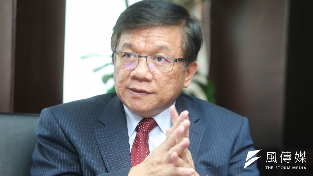 經濟部長李世光在接受《風傳媒》專訪時談及環保問題,指出單純禁燒生煤其實是錯的,「不該管進去是什麼,要管出來是什麼!」(陳明仁攝) 經濟部長李世光在接受《風傳媒》專訪時談及環保問題,指出單純禁燒生煤其實是錯的,「不該管進去是什麼,要管出來是什麼!」(陳明仁攝)