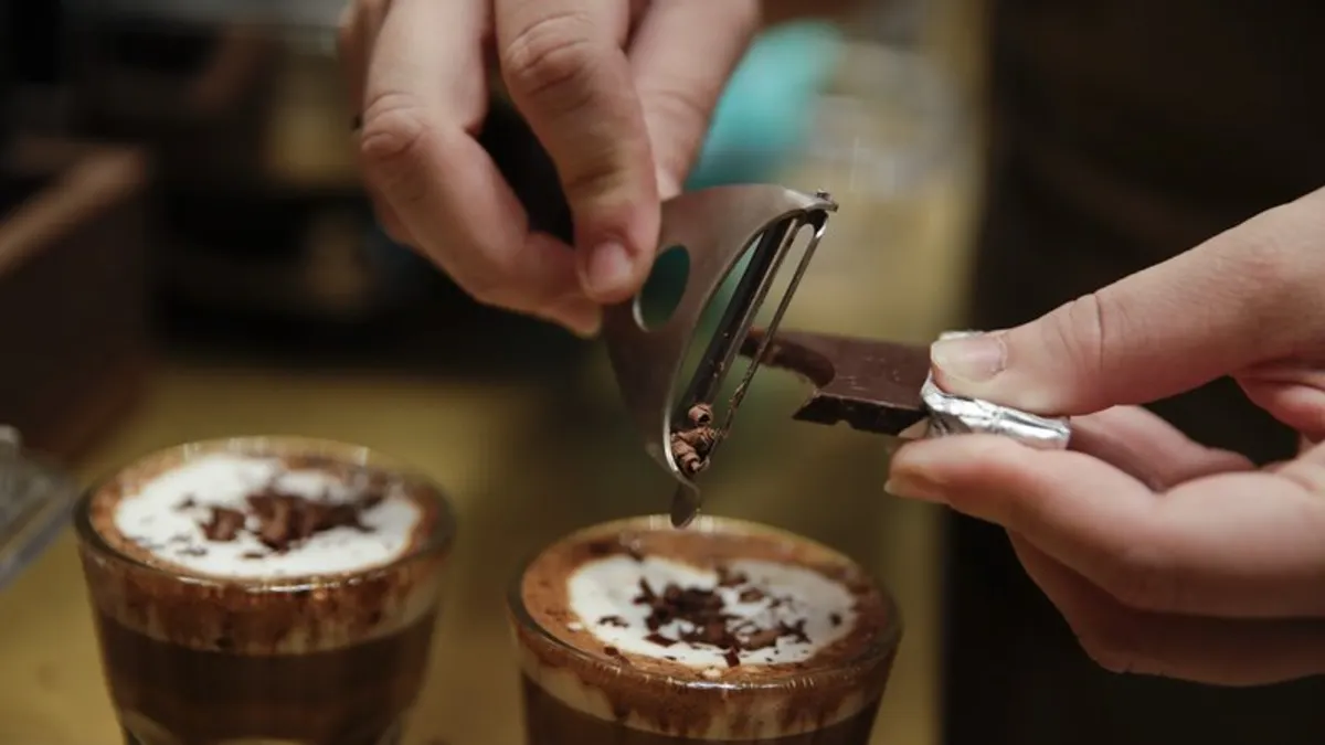 星巴克米蘭旗艦店的店員細心製作咖啡。(AP)