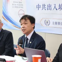 大陸委員会の沈有忠副主任委員(中央)は14日、中国の出入国管理新規定に関する座談会に出席し、現時点では中国への渡航警戒レベルを引き上げる考えはないと明言した。(顔麟宇撮影) 大陸委員会の沈有忠副主任委員(中央)は14日、中国の出入国管理新規定に関する座談会に出席し、現時点では中国への渡航警戒レベルを引き上げる考えはないと明言した。(顔麟宇撮影)