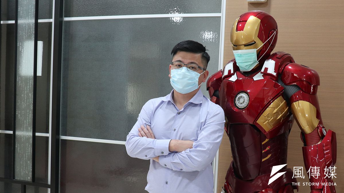 彰化縣議會議長謝典林跟議長室的鋼鐵人一起戴上口罩防疫。(圖/記者王秀禾攝) 彰化縣議會議長謝典林跟議長室的鋼鐵人一起戴上口罩防疫。(圖/記者王秀禾攝)