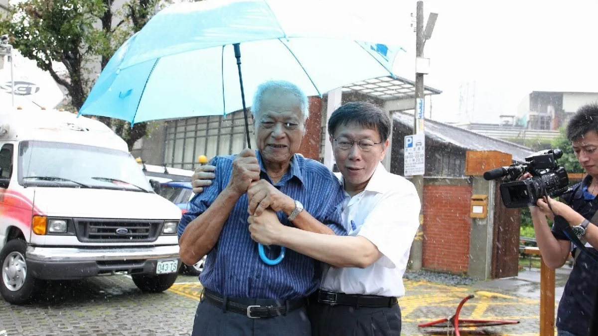 台北市長柯文哲16日回新竹老家,陪父親柯承發補過父親節(台北市政府)