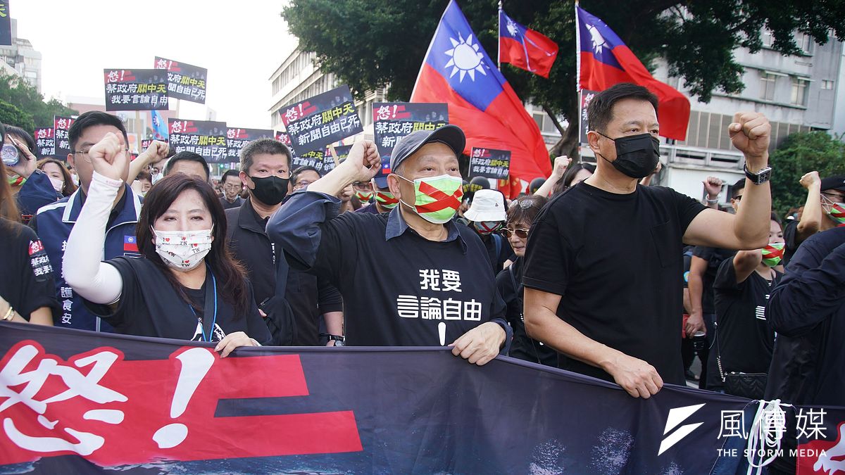 秋鬥遊行,旺中集團董事長蔡衍明(中)出席。(盧逸峰攝) 秋鬥遊行,旺中集團董事長蔡衍明(中)出席。(盧逸峰攝)