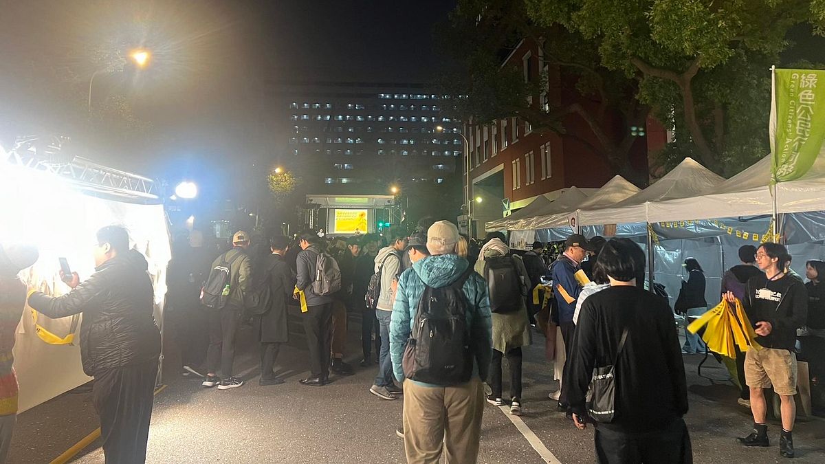 太陽花學運10周年,台灣數十個公民團體今(18)日在立法院群賢樓外再度舉辦晚會,提出「反對重啟服貿?貨貿」、「拒絕中國政經脅迫」聲明。(黃信維攝) 太陽花學運10周年,台灣數十個公民團體今(18)日在立法院群賢樓外再度舉辦晚會,提出「反對重啟服貿?貨貿」、「拒絕中國政經脅迫」聲明。(黃信維攝)