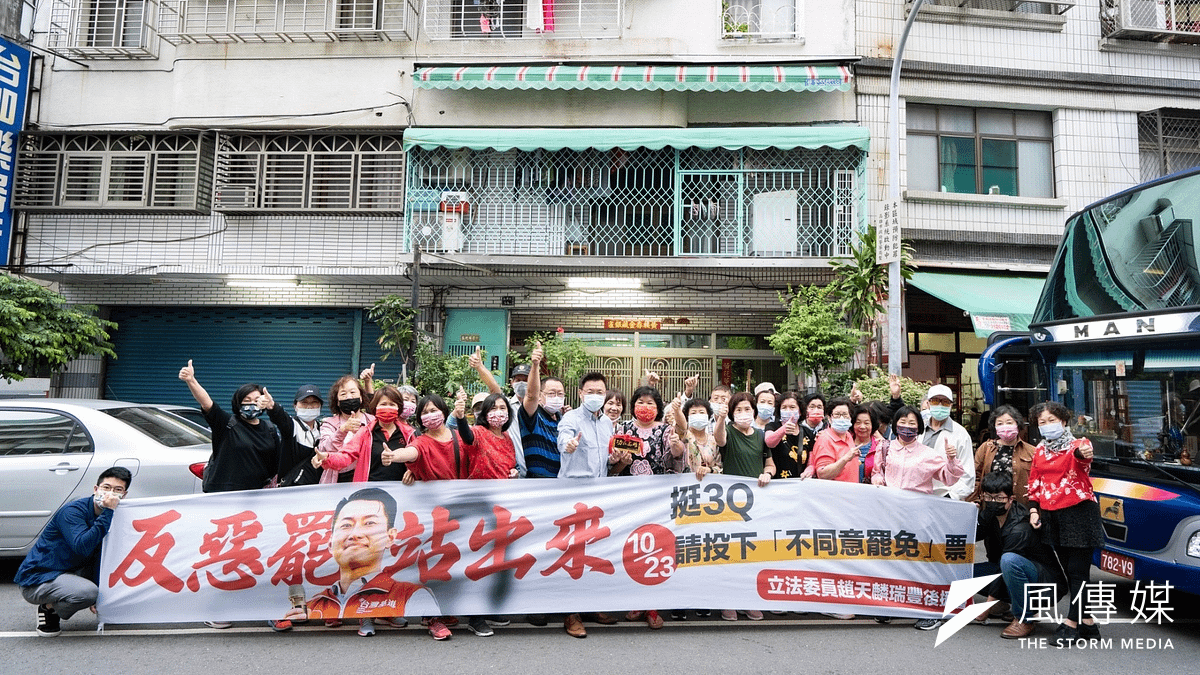 高雄民眾自發性包車,持「加油」、「反罷」手板及「挺3Q反惡罷站出來」布條聲援陳柏惟 。 (圖/趙天麟立委後援會提供) 高雄民眾自發性包車,持「加油」、「反罷」手板及「挺3Q反惡罷站出來」布條聲援陳柏惟 。 (圖/趙天麟立委後援會提供)