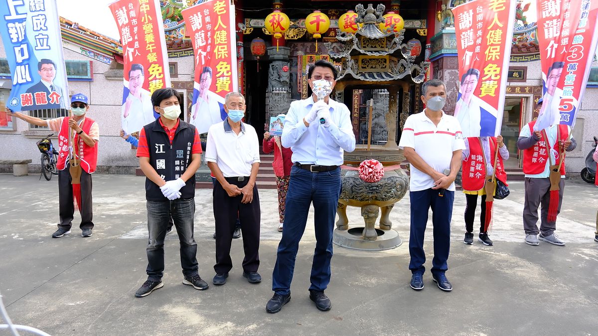 謝龍介透過勤走廟口、街頭宣講,直接與市民溝通。(圖/謝龍介競選辦公室提供) 謝龍介透過勤走廟口、街頭宣講,直接與市民溝通。(圖/謝龍介競選辦公室提供)