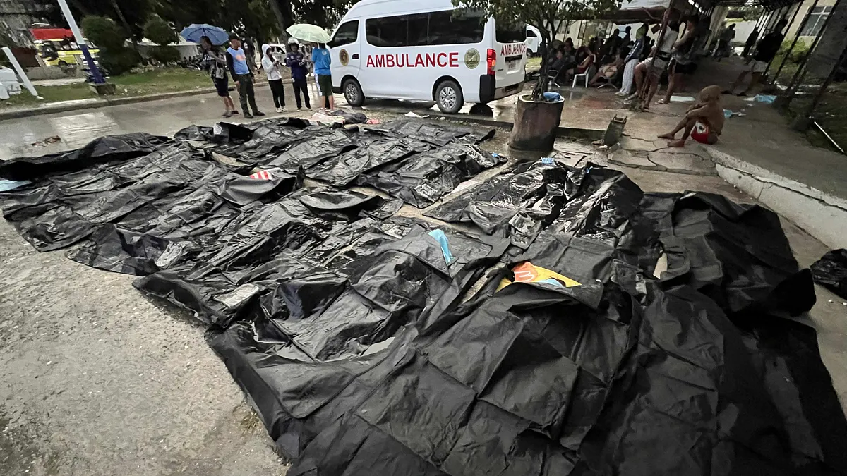 フィリピン当局とAP通信によると、今回の地震はマグニチュード6.9で、震源はセブ州ボゴ市の北東約19キロの海域、深さは5~10キロの浅い地震だった。セブや周辺の島々では強い揺れが観測され、一部地域では建物の壁が倒壊・亀裂が生じた。(写真/AP) フィリピン当局とAP通信によると、今回の地震はマグニチュード6.9で、震源はセブ州ボゴ市の北東約19キロの海域、深さは5~10キロの浅い地震だった。セブや周辺の島々では強い揺れが観測され、一部地域では建物の壁が倒壊・亀裂が生じた。(写真/AP)