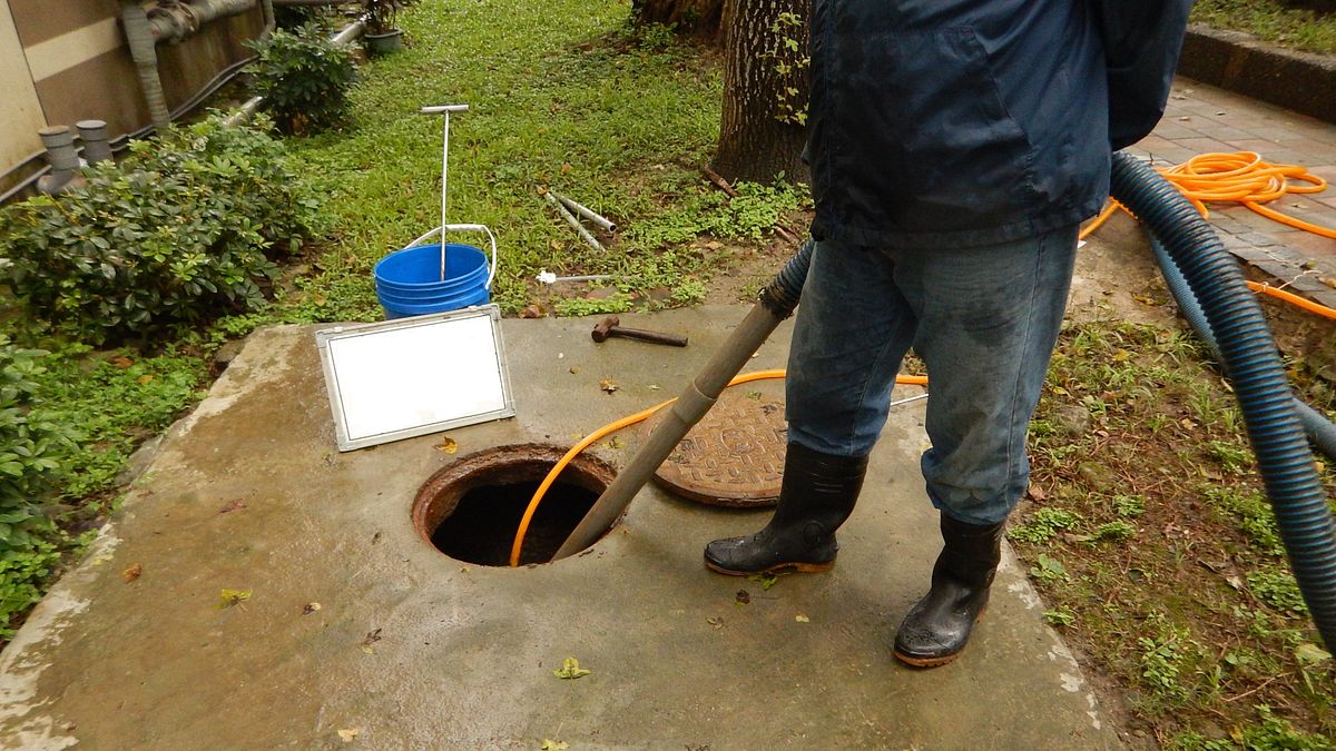 臺北市環保局提醒民眾,居家大掃除別忘了清洗自家化糞池及水塔蓄水池。(圖/臺北市政府環保局提供) 臺北市環保局提醒民眾,居家大掃除別忘了清洗自家化糞池及水塔蓄水池。(圖/臺北市政府環保局提供)