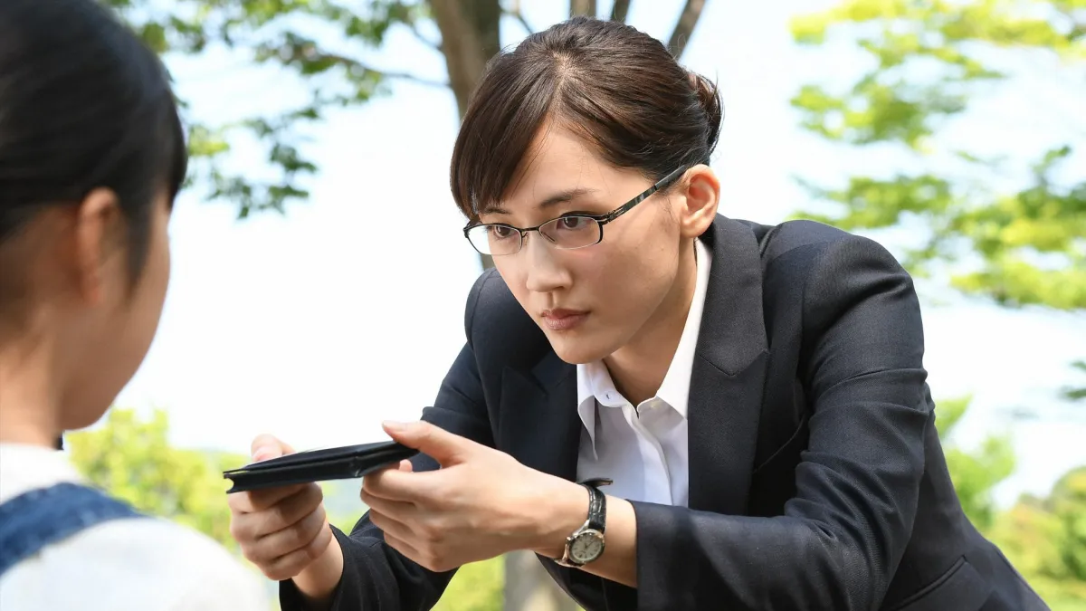 今年暑假,橫掃日本收視榜的戲劇《繼母與女兒的藍調》,溫馨、搞笑的演繹出「重組家庭」中,女兒與繼母之間的尷尬關係。劇中飾演繼母的綾瀨遙,也顛覆女神形象,大跳肚皮舞只為討繼女歡心!(圖/KKTV提供)