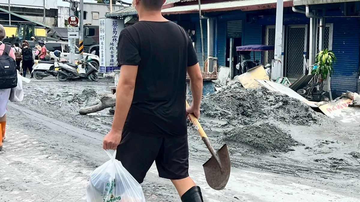 近日有許多民眾發現,前往東部的火車上,許多揹著救援工具的「鏟子超人」在光復站下車,大家不約而同自發投入救災。(取自國營台灣鐵路股份有限公司臉書)