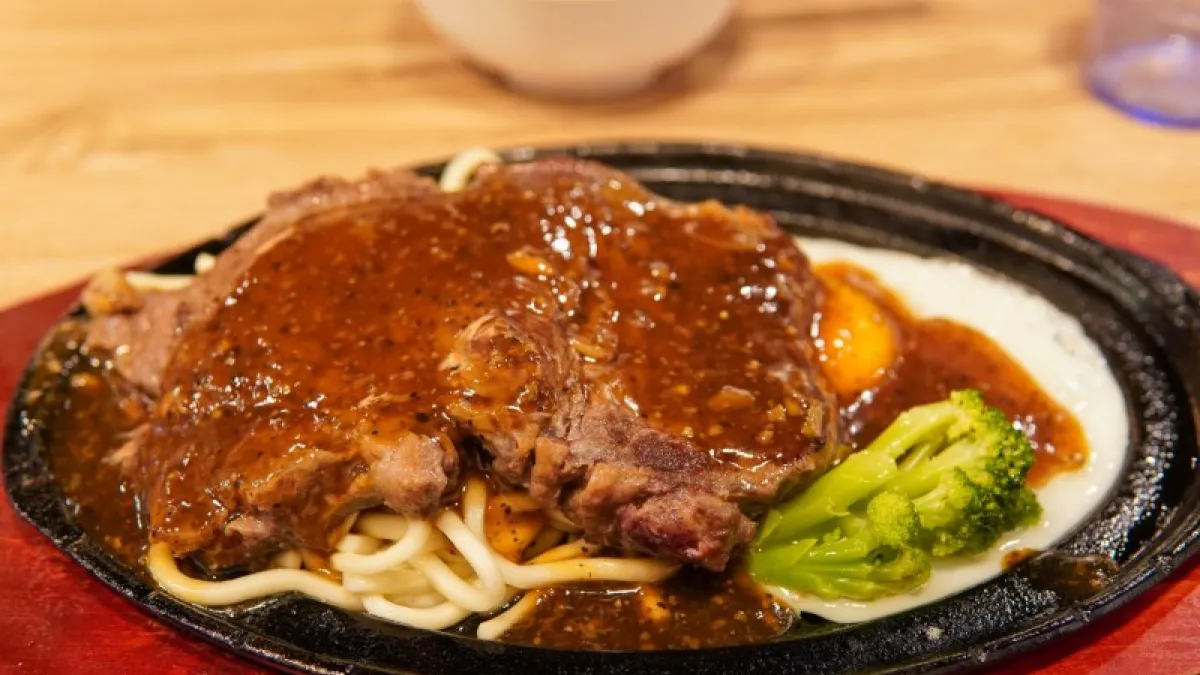 A hidden eating hack has gone viral on social media platform Threads, said to speed up egg cooking while preventing the egg from breaking or sticking to the hot iron plate. (Illustration / photo-ac)