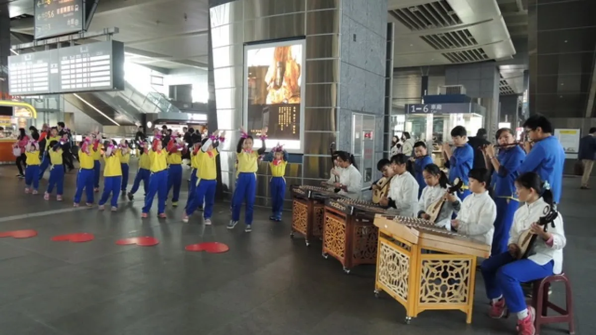 一圓出遊夢想 港源國小學童於高鐵台中站快閃演奏