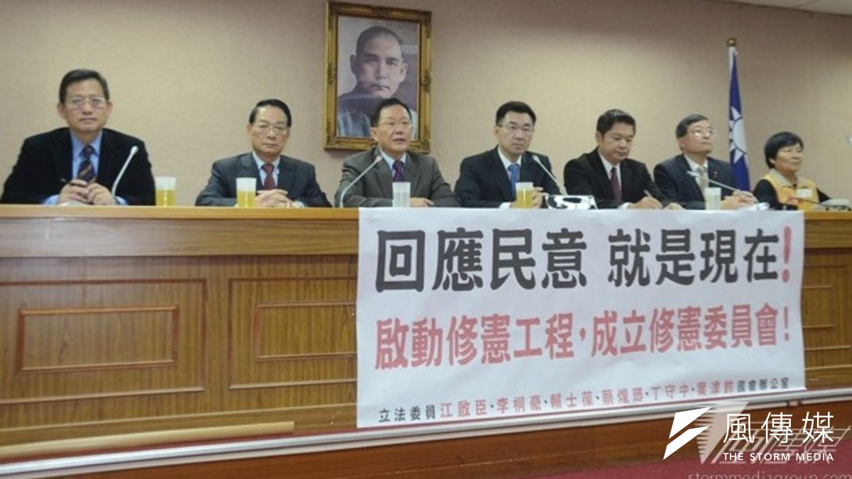 國民黨立委江啟臣(左四)11日舉行記者會,宣布修憲委員會提案達到門檻,將提案送到院會,可望成立修憲委員會。(宋小海攝) 國民黨立委江啟臣(左四)11日舉行記者會,宣布修憲委員會提案達到門檻,將提案送到院會,可望成立修憲委員會。(宋小海攝)