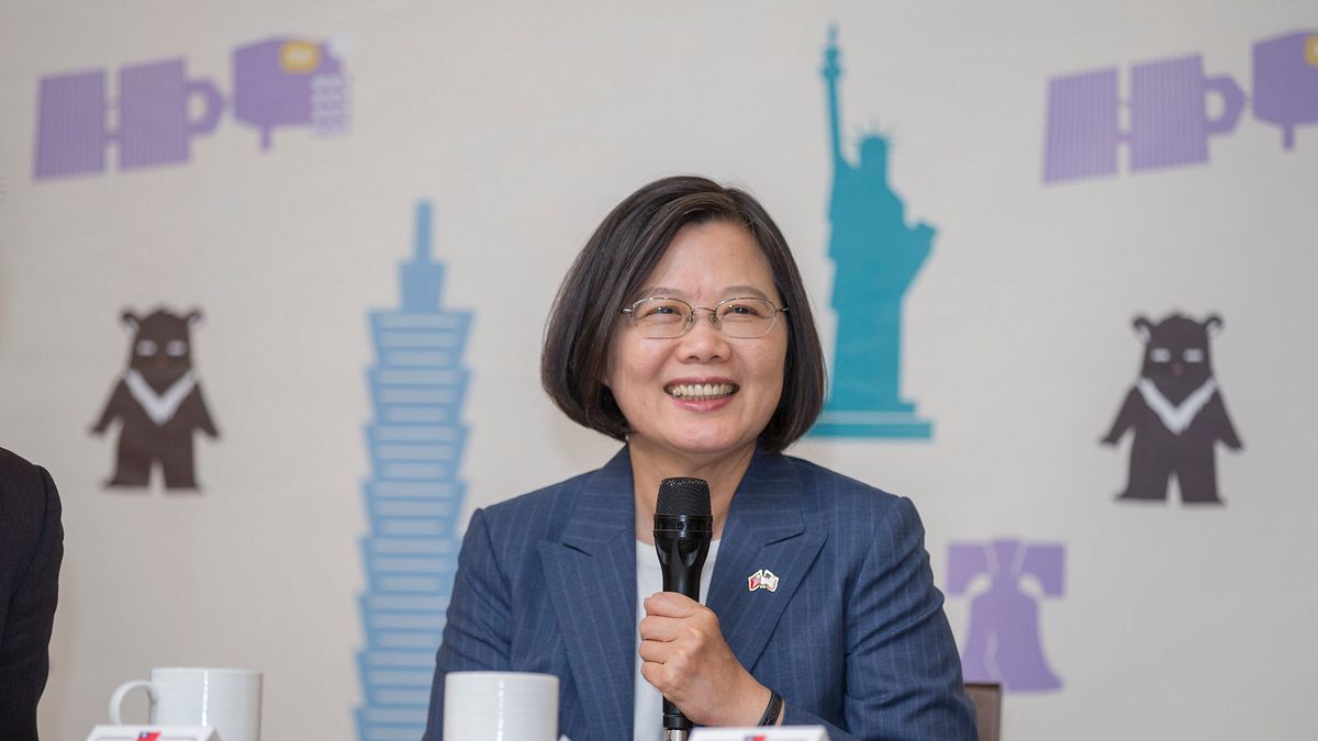 總統蔡英文「自由民主永續之旅」20日下午(台北時間21日上午)在美國丹佛與隨團記者茶敘。(取自總統府@Flickr) 總統蔡英文「自由民主永續之旅」20日下午(台北時間21日上午)在美國丹佛與隨團記者茶敘。(取自總統府@Flickr)