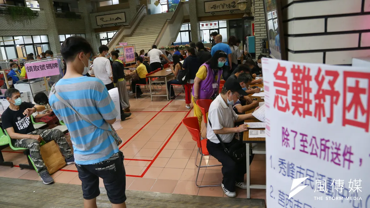 急難紓困救助金申辦人潮。(顏麟宇攝)