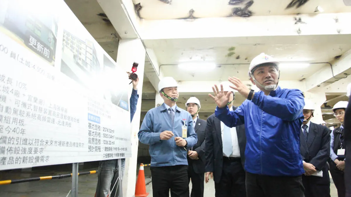 新北市長侯友宜於108年1月3日參加上任後第一場行政院會時,向前院長賴清德反映爭取立體化方案擴大適用至一般都市計畫工業區獲得支持。(圖/新北市經發局提供)