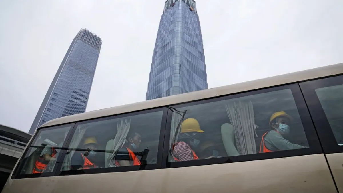 北京中央商務區一個建築工地上的工人。(美聯社)