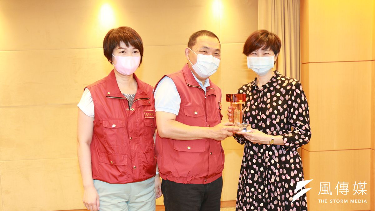 (左起)新北文化局局長龔雅雯、市長侯友宜與十三行博物館館長陳春蘭合影。(圖/李梅瑛) (左起)新北文化局局長龔雅雯、市長侯友宜與十三行博物館館長陳春蘭合影。(圖/李梅瑛)