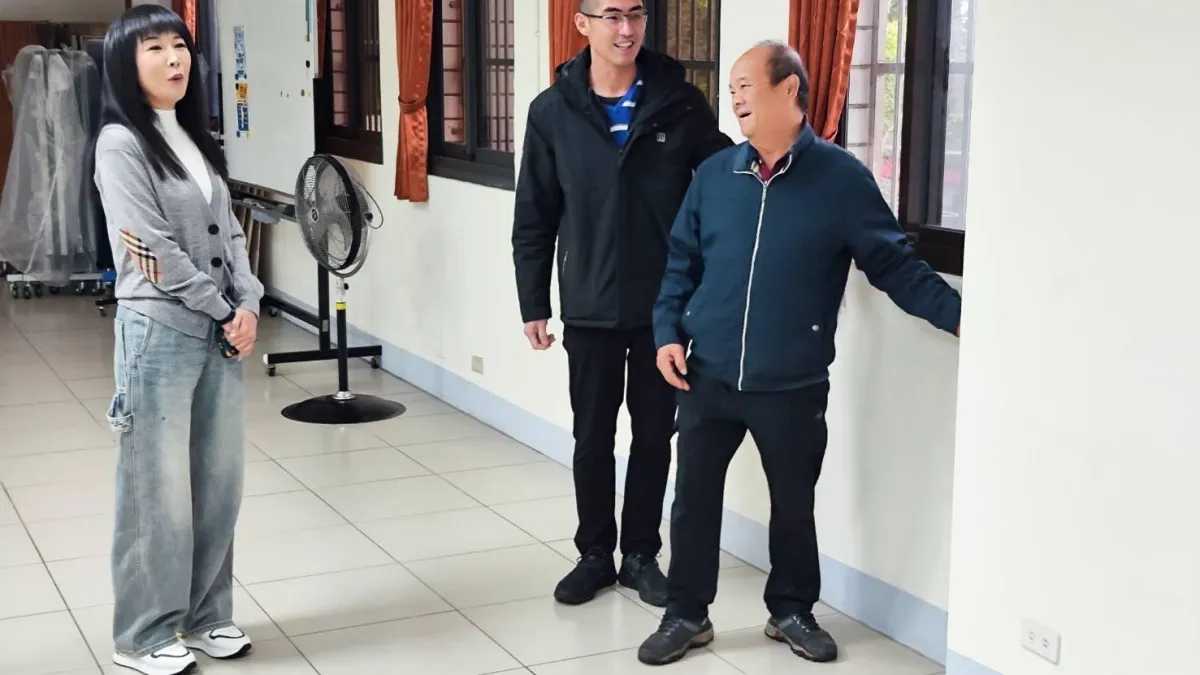 林口區長廖武輝(中)表示,老舊建物透過耐震結構補強,可降低強震時所帶來 的破壞性災損。(圖/新北市林口區公所提供)
