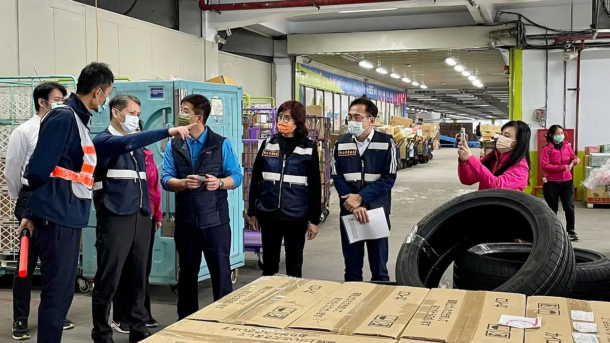 勞工局長陳瑞嘉前往「新竹物流三重營業所」實施勞動檢查,督促業者加強職場安全衛生管理,讓勞工朋友平安健康過好年。(圖/新北市勞工局提供)