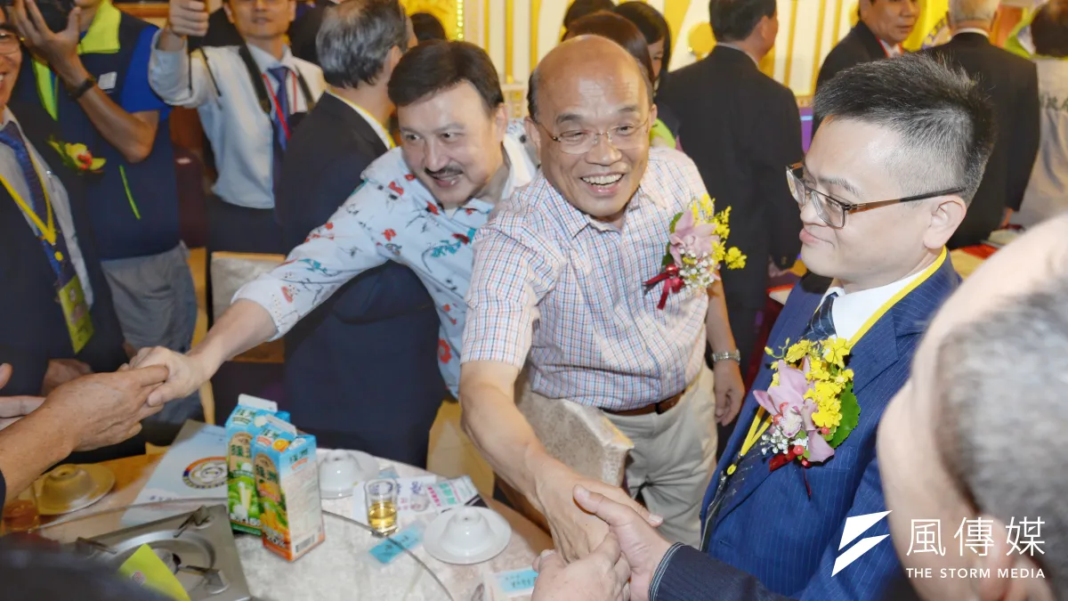 民進黨新北市長參選人蘇貞昌已將所有社團跑了一遍,圖為中華民國彰化同鄉總會代表大會,民進黨新北市黨部主委余天(左)與蘇貞昌一同出席。(資料照片,甘岱民攝)