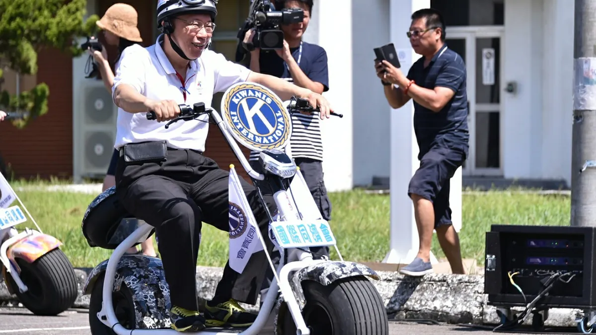 台北市長柯文哲今(9)日出席「世大運812妝遊嘉年華踩街活動宣傳記者會」。(台北市政府提供)