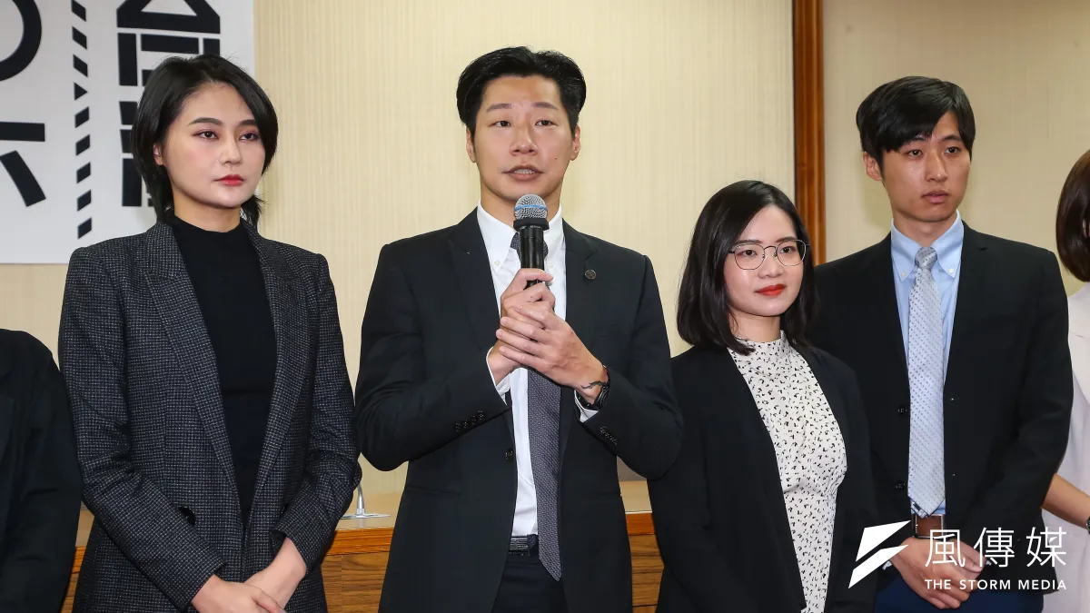 無黨籍立委林昶佐(左二)、民進黨立委賴品妤(左一)、苗栗縣議員曾玟學(右一)等人16日出席「二〇四六台灣‧憲政改革聲明」發表會。(顏麟宇攝)