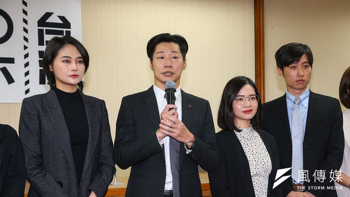 無黨籍立委林昶佐(左二)、民進黨立委賴品妤(左一)、苗栗縣議員曾玟學(右一)等人16日出席「二〇四六台灣‧憲政改革聲明」發表會。(顏麟宇攝) 無黨籍立委林昶佐(左二)、民進黨立委賴品妤(左一)、苗栗縣議員曾玟學(右一)等人16日出席「二〇四六台灣‧憲政改革聲明」發表會。(顏麟宇攝)