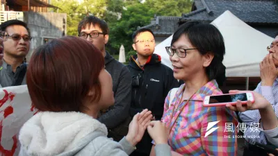20180331-台北市長柯文哲31日下午前往紀州庵,出席文學茶室開幕記者會,獨派青年場外抗議,市府顧問蔡壁如親自與獨派青年對話。(方炳超攝)