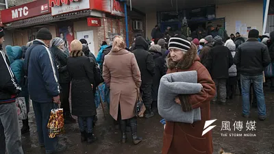 烏克蘭經濟在內戰中遭到重創,民眾生活水平每下愈況。(美聯社)