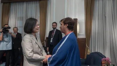 總統蔡英文(左)接見臺灣民主基金會創會15週年國際會議與會全球智庫、專家學者。(總統府提供)